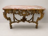 Une table à gibier en bois redoré, plateau de marbre rouge à…