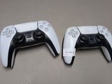 deux manettes de jeux vidéo posées l'une à côté de l'autre sur une table