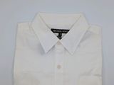 un gros plan d'une chemise blanche sur fond blanc