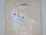un t-shirt blanc dans un sac en plastique, muni d'une étiquette