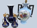 trois vases placés l'un à côté de l'autre