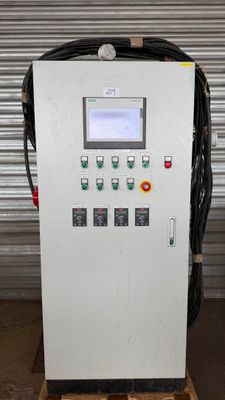un gros plan d'une machine posée sur une palette devant un bâtiment