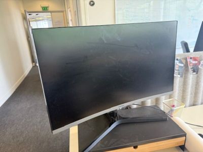un écran d'ordinateur posé sur un bureau dans une pièce
