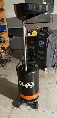 une photo d'une pièce où se trouvent un aspirateur et une télévision