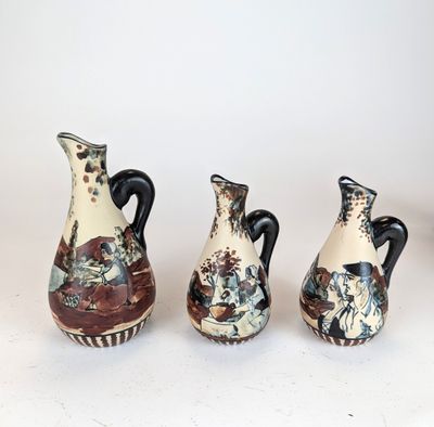 trois vases posés l'un à côté de l'autre sur une table