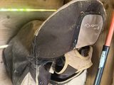 une paire de chaussures et une batte de baseball accrochées au mur