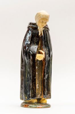 une image représentant une figurine de femme vêtue d'une robe noire