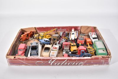 une boîte contenant un assortiment de petits véhicules-jouets