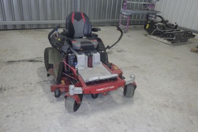 une photo d'une tondeuse à gazon dans un garage