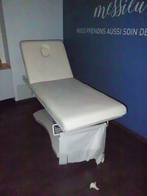 une photo d'une table d'examen médical dans une pièce