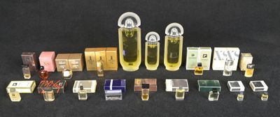 beaucoup de flacons de parfum posés sur une table