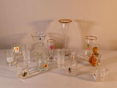 beaucoup de vases et de verres sur la table
