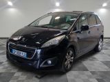 la petite voiture noire est garée sur un sol en damier