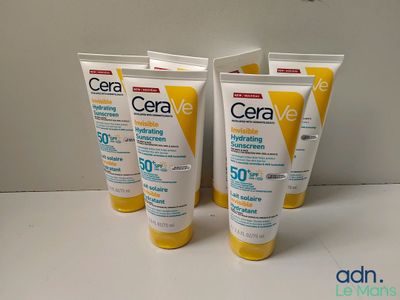 trois tubes de crème solaire CeraVee posés sur une table
