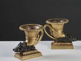 paire de vases anciens en laiton, ornés de têtes de poisson et dotés d'anses