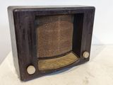 un petit téléviseur à l'ancienne posé sur une table