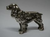figurine de chien argentée sur fond blanc