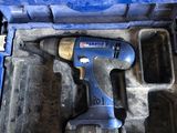 une perceuse dans un coffret contenant des outils