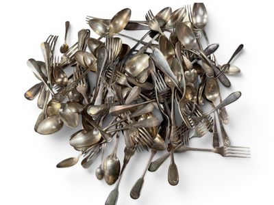 un tas de cuillères et de fourchettes en argent posées sur une surface blanche