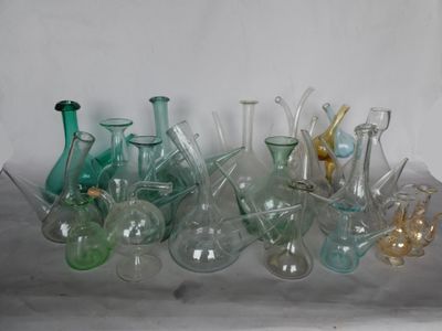 vases en verre de différentes couleurs posés sur une table
