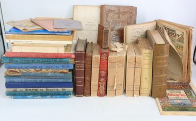 plusieurs livres empilés sur une table