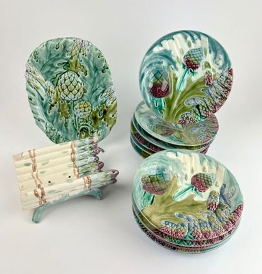 quatre assiettes posées les unes à côté des autres