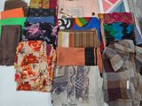 plusieurs types de foulards différents disposés sur une table