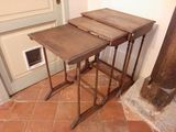 deux tables posées sur un sol carrelé
