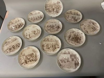 de nombreuses assiettes ornées de photos de personnes, posées sur une table