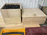 deux boîtes en bois et une boîte jaune contenant des graines noires