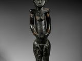 l'image d'une statue d'un homme debout sur un piédestal