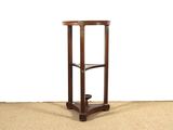 une petite table surmontée d'une étagère