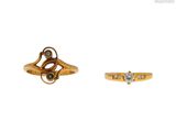 deux bagues en or et une bague en diamant sur fond blanc