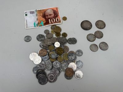 beaucoup de pièces et un billet sur la table