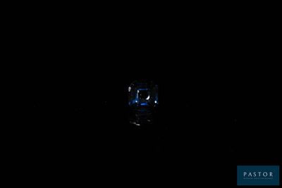 un fond noir avec une lumière bleue au milieu