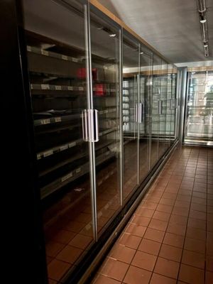 une photo d'un réfrigérateur professionnel dans une cuisine professionnelle