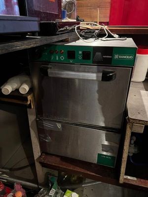 une image d'une cuisine avec une cuisinière et un lave-vaisselle