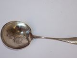 une cuillère en argent ornée d'un motif floral