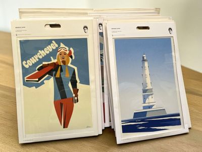 deux livres posés sur une table en bois