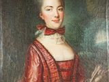 un vieux tableau représentant une femme en robe rouge tenant un livre