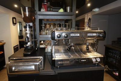 une photo d'une machine à café dans un café