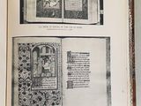 deux pages d'un livre ouvertes sur une table