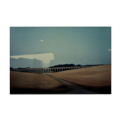 une photo floue d'un train qui avance sur les rails