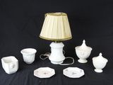 une lampe posée sur une table à côté d'autres objets
