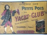 une pancarte sur laquelle on peut lire « patis pois » et la photo d'une femme tenant un chapeau