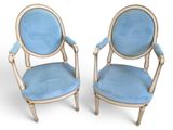 paire de fauteuils rembourrés bleus, avec accoudoirs et pieds