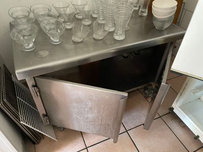 de nombreux verres et tasses posés sur le plan de travail de la cuisine