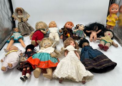 305 / CH-B3 / Lot de 14 poupées composition, plastique…