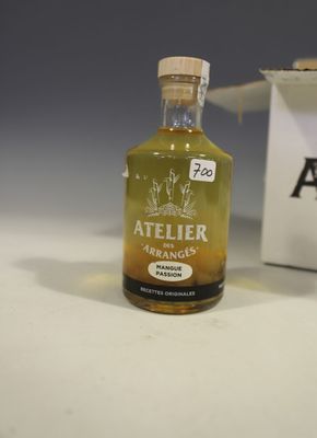 une bouteille d'alcool posée sur une table à côté d'une boîte