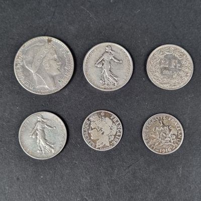 six pièces de monnaie britanniques différentes sont représentées sur un fond noir